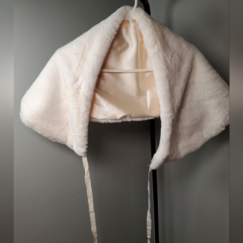 Elegant Cream Faux Fur Shawl - Picture 2 of 2
